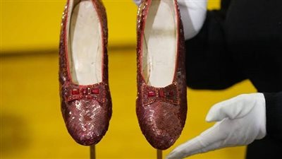 الأغلى بالعالم.. بيع حذاء تذكاري في مزاد علني بـ 28 مليون دولار 