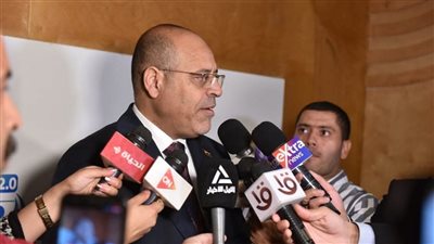 وزير العمل يعلن استخراج شهادات مزاولة حرفة وقياس مهارة لعمالة غير منتظمة في الإسكندرية 