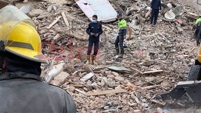 استخراج جثتين و3 مصابين.. استمرار البحث عن مفقودين تحت أنقاض عقار العباسية المنهار | بث مباشر