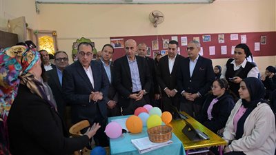 بعد الحريق الذي نشب بها.. رئيس الوزراء يتفقد مدرسة بورسعيد الثانوية بنات