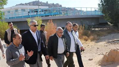 محافظ أسوان يشدد على انتظام منظومة تشغيل محطة جبل شيشة لتدفق مياه الشرب