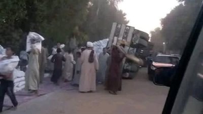 شالوا الدقيق على أكتافهم.. أهالي قرية اصفون المطاعنة بالأقصر يحافظون على حمولة شاحنة بعد انقلابها