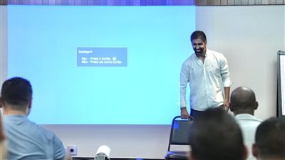  مهند مجدي يجتمع بلاعبي طائرة الأهلي قبل مواجهة برايا كلوب اليوم في البرازيل