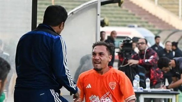 لاعب المنصورة ومدربه