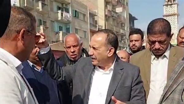 محافظ أسيوط أثناء