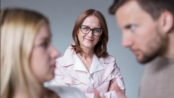  خدمة أهل الزوج -