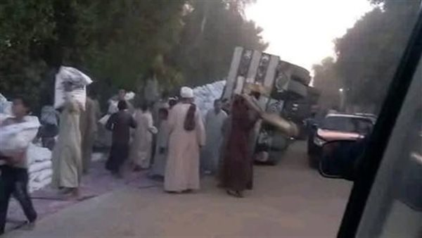 أهالي اصفون يحملون