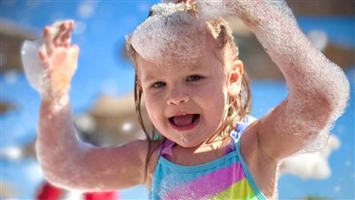 الفوم بارتي.. متعة السياح على شواطئ مدينة الغردقة قبل أيام من احتفالات الكريسماس| صور