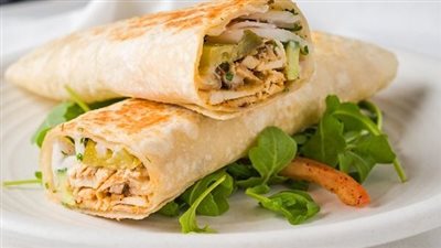 طريقة عمل الشاورما في الطاسة.. فراخ ولحمة بالتتبيلة الأصلية