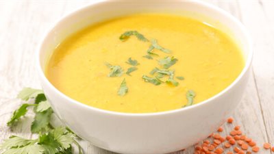 دفي نفسك.. طريقة شوربة العدس الصحية لذيذة وسهلة التحضير في دقائق
