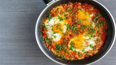 طريقة عمل بيض بالطماطم والفلفل.. بخطوات سهلة وسريعة