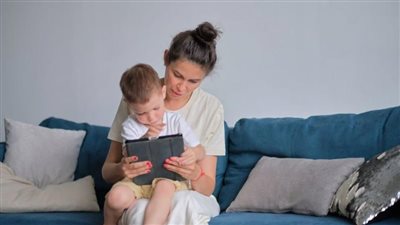 الإفراط في استخدام الشاشات يضر بالنوم والسلوك لدى الأطفال في سن ما قبل المدرسة | دراسة