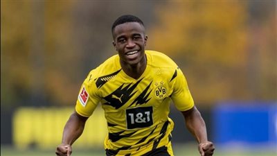 لاعب بوروسيا دورتموند يزور عمره.. وقد يجرد من بعض الأرقام القياسية