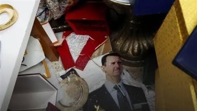 حبوب مضادة للقلق وأعقاب سجائر.. آخر ما تركه بشار الأسد على مكتبه بقصر الرئاسة