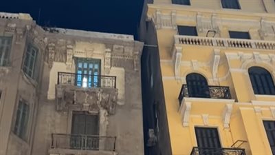خشبة تمنع انهياره| صانع محتوى يثير الجدل بـ فيديو عقار آيل للسقوط في وسط البلد.. والمُلاك: غير مسؤولين عن أي ضرر 