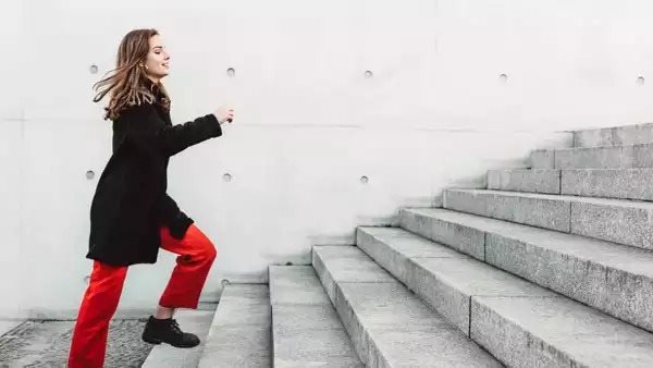 صعود السلالم 