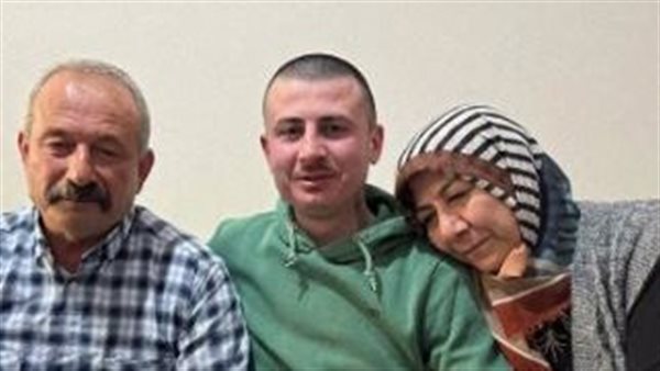 شاب تركي يلتقي عائلته