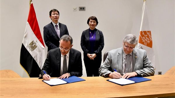 جانب من التوقيع 