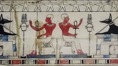 الآثار تعلن الكشف عن مجموعة من الألسنة والأظافر الذهبية لمومياوات داخل مقابر بالمنيا