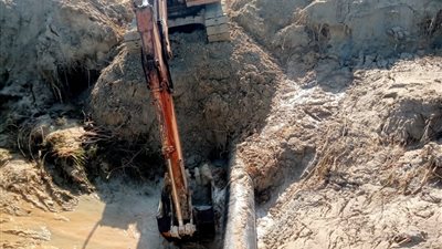 مياه القناة: إصلاح كسر خط قرية الأبطال الرئيسي بسبب انهيار جسر المصرف الزراعي