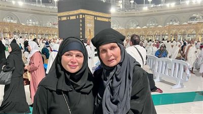 يسرا بـ النقاب وإلهام شاهين بـ الحجاب.. نجوم الفن يؤدون مناسك العمرة
