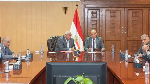 جانب من لقاء محافظ