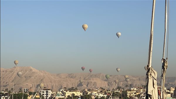 البالون الطائر بسماء