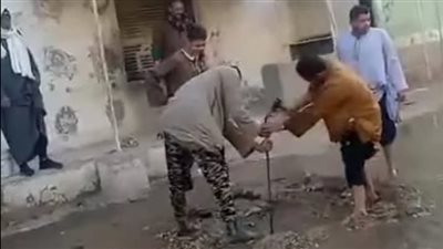 كسر خط طرد صرف صحي بقرية العتامنة بأسيوط.. والدفع بالمعدات لإجراء الإصلاح| صور 