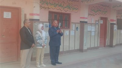 جائزة مالية لمدير مدرسة جمال عبد الناصر الابتدائية في الفيوم لتميز الإذاعة المدرسية