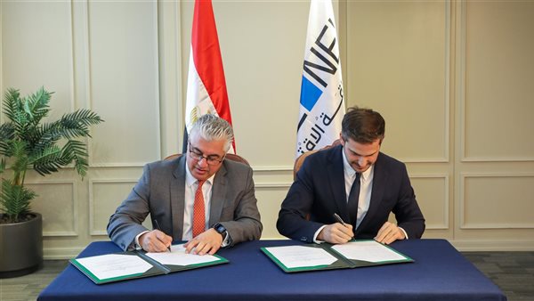 جانب من توقيع العقود