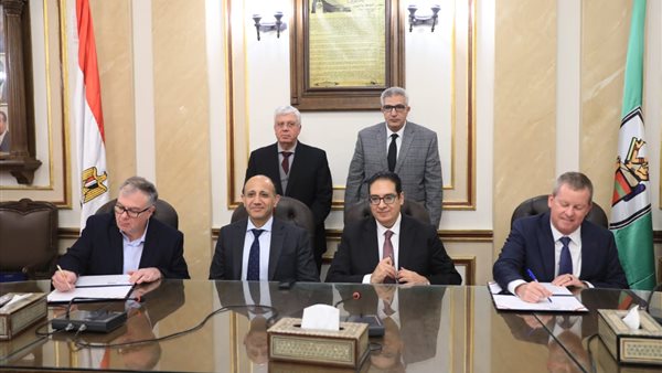 جانب من التوقيع 