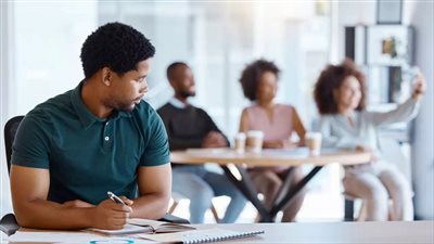  طرق علاج الإصابة بالقلق الاجتماعي.. تعرف عليها