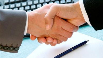 أخذ السمسار عمولة من المشتري دون علم البائع.. اعرف حكم الشرع