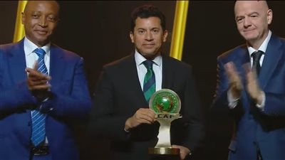 وزير الرياضة يتسلم جائزة التميز من كاف نيابة عن الرئيس السيسي