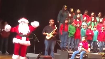 غير مناسب لأيقونة دينية.. هجوم مستخدمي السوشيال ميديا على فيديو لشخص يرقص مرتديًا زي بابا نويل