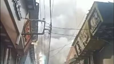 تصاعد أدخنة من شركة بعد نشوب حريق بشارع رموش بالمحلة الكبرى