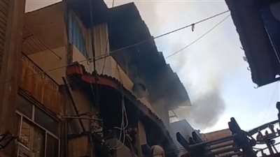 بعد الدفع بـ 5 سيارات إطفاء.. السيطرة على حريق مخزن مفروشات بالمحلة| بث مباشر