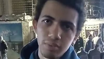 الحزن يسيطر على الناجي الوحيد من حريق المنيل في عزاء والديه: كنت بحب ماما أوي | بث مباشر