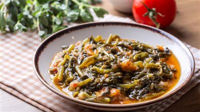 وصفة جديدة بتكلفة بسيطة.. طريقة عمل السبانخ بالصلصة والأرز بنكهة مختلفة