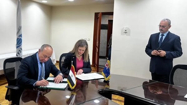 جانب من التوقيع 