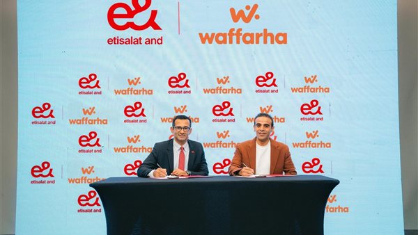 جانب من توقيع العقد