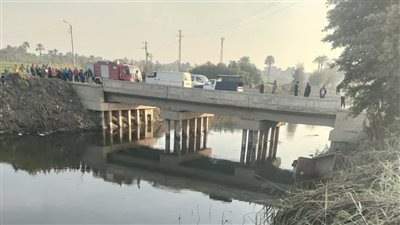 مصرع سائق في انقلاب تريلا بصل في المصرف بالمنيا