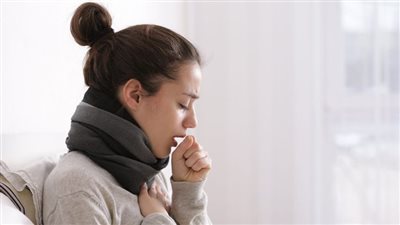 بالسعال الشديد.. امرأة ينفجر قولونها بسبب نزلات البرد