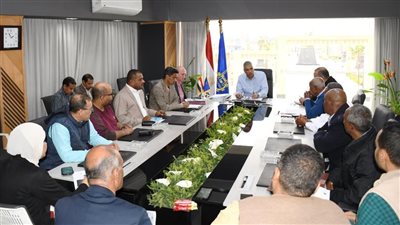 محافظ أسوان يلتقي أهالي قرية غرب سهيل لبحث تحويل القرية لأكبر مركز ومقصد للسياحة البيئية والعلاجية