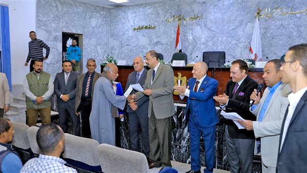 تسليم عقود أرض بسوهاج