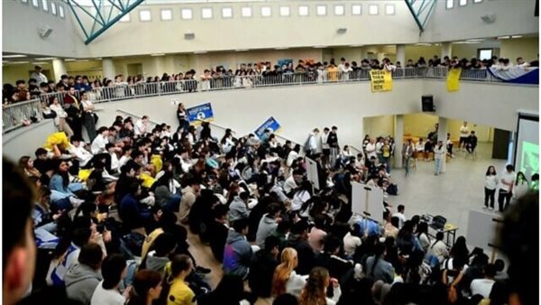 مظاهرات في مدارس