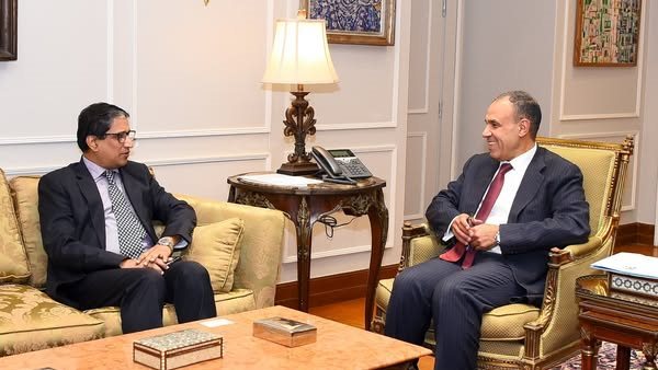 وزير الخارجية يلتقي