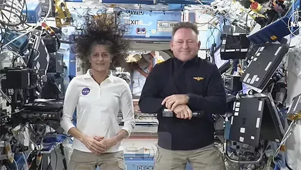 رواد الفضاء العالقون