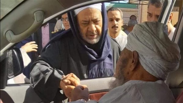 شيخ الأزهر يخرج لسيارة