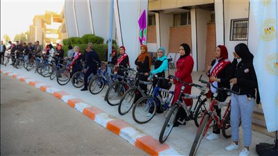 وزيرة البيئة تسلم 30 دراجة للفائزين بمسابقة صحتنا من صحة كوكبنا | صور